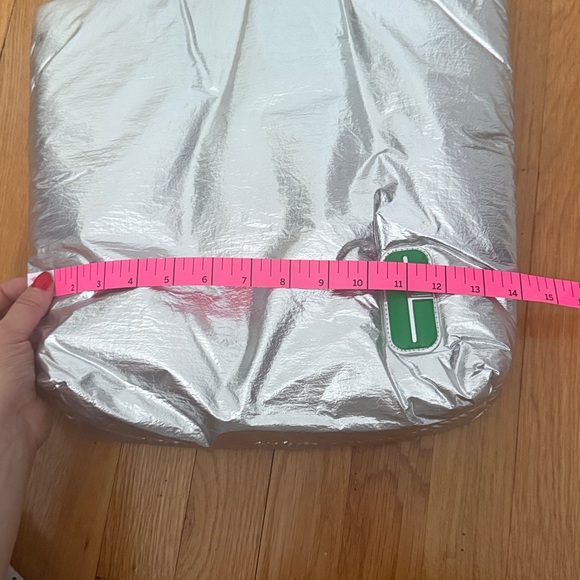 Clinique limited-edition Tote NWT - Picture 2 of 6